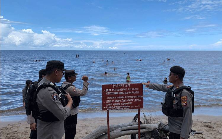 Patroli anggota Polres Kobar dikawasan wisata Bugam Raya, Kecamatan Kumai dalam masa libur lebaran, Jumat, 12 April 2024.