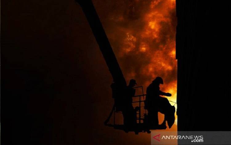 Ilustrasi - Pemadam kebakaran padamkan api di gedung. (ANTARA/Shutterstock/pri)