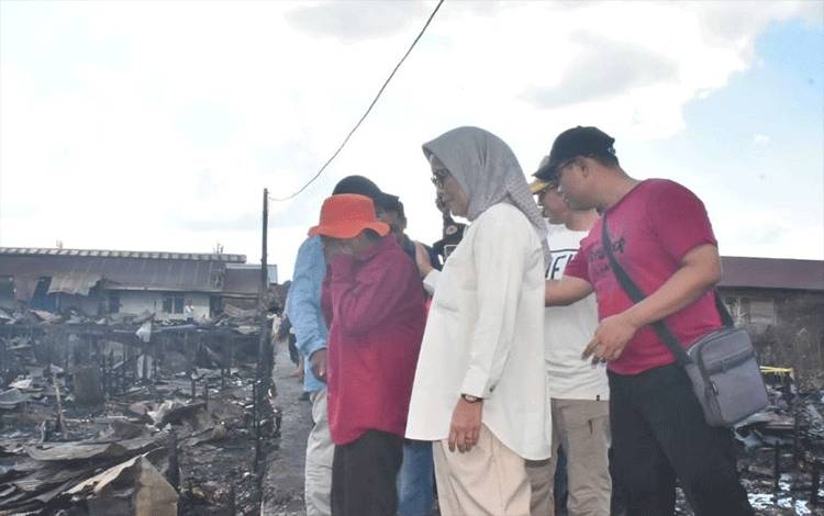 Dokumentasi. Pj Wali Kota Palangka Raya, Hera Nugrahayu (berbaju putih) memantau lokasi kebakaran di Kelurahan Pahandut. (ANTARA/HO-Prokom Palangka Raya)