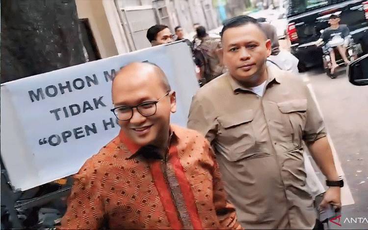 Ketua TKN Prabowo-Gibran, Rosan Roeslani saat keluar dari kediaman Megawati Soekarnoputri di kawasan Menteng, Jakarta, Rabu (10/4/2024). (ANTARA/Narda Margaretha Sinambela)