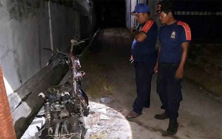 Tim DPKP Palangka Raya saat melakukan pemeriksaan terhadap motor yang terbakar (Foto : PATHUR)