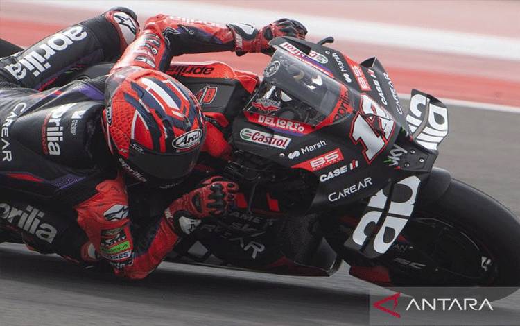 Arsip foto - Pembalap Aprilia Racing Maverick Vinales memacu motornya pada balapan MotoGP seri ke-15 di Pertamina Mandalika International Street Circuit, Lombok Tengah, NTB, Minggu (15/10/2023). ANTARA FOTO/Wahyu Putro A/nz
