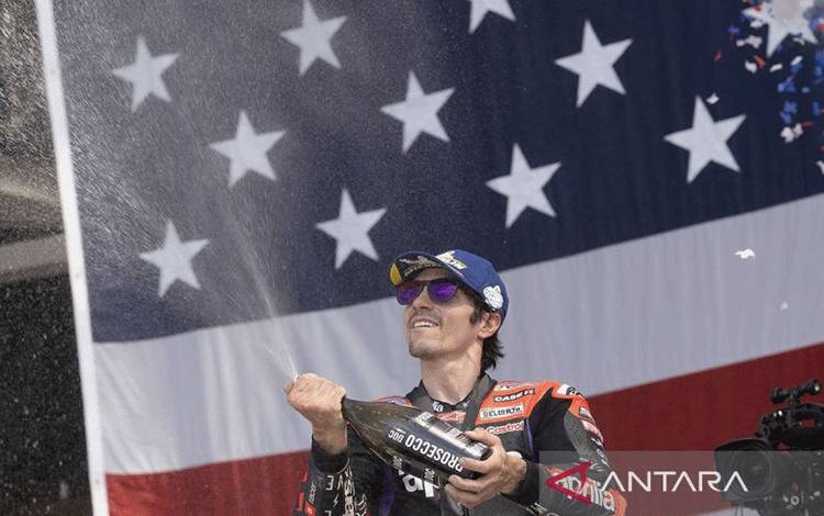 Maverick Vinales dari Spanyol dan Aprilia Racing merayakan kemenangan di podium pada MotoGP Of The Americas - Sprint pada 13 April 2024 di Circuit of the Americas di Austin, Texas. ANTARA/Getty Images/AFP/Mirco Lazzari/pri.