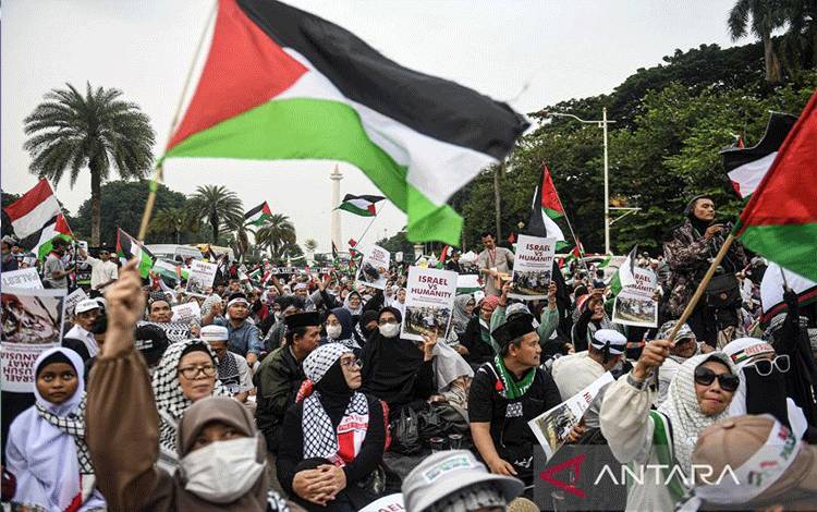 Ilustrasi: Umat Islam mengikuti aksi bela Palestina di Jalan Medan Merdeka Selatan, Jakarta, Minggu (7/4/2024). Aksi dan doa bersama itu sebagai bentuk dukungan untuk kemerdekaan penuh Palestina. ANTARA FOTO/Muhammad Adimaja/pras.