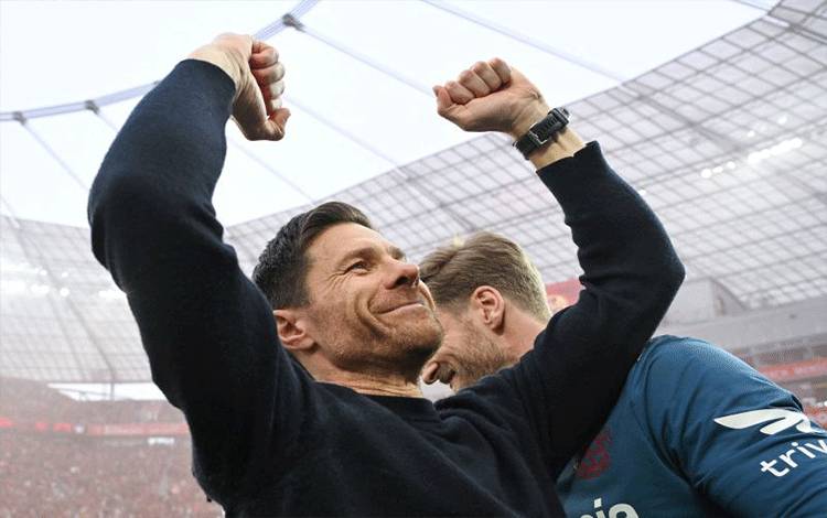 Pelatih Bayer Leverkusen Xabi Alonso merayakan gelar Bundesliga 2024. (AFP/INA FASSBENDER)