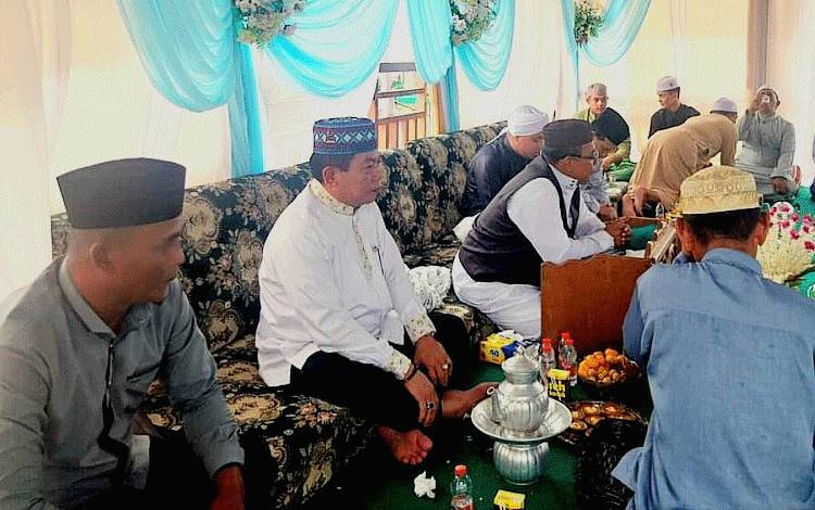 Ketua DPRD Kalteng, Wiyatno (dua dari kiri) ketika menghadiri acara haul ke 13 Qubah Basarang Habib Yahya Balghaist Ba'Alawiy, Minggu kemarin, 14 April 2024. (FOTO: DPRD KALTENG)