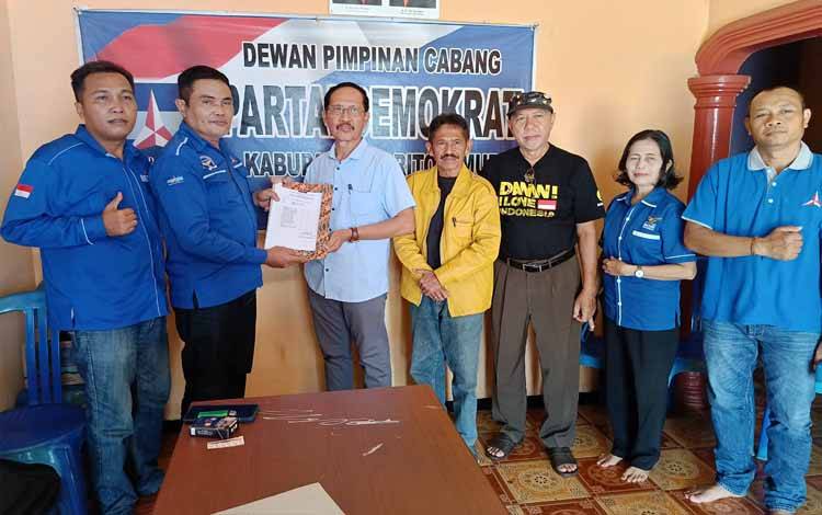 Ketua DPD Partai Golkar Barito Timur H Supriatna (kanan), saat menyerahkan berkas pendaftaran ke Partai Demokrat, sebagai Bakal Calon Bupati Barito Timur, Senin, 15 April 2024. (FOTO: BOLE MALO)