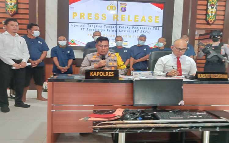 Kapolres Kotim AKBP Sarpani didampingi Kasat Reskrim Polres Kotim saat melakukan press release tindak pidana penjarahan perusahaan perkebuban kelapa sawit PT. AKPL.