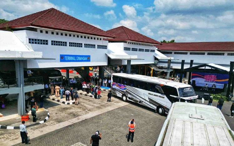 Suasana pengangkutan calon penumpang bus dalam program arus balik gratis Lebaran 2024 di Terminal Giwangan, Yogyakarta, Senin (15/4/2024). ANTARA/HO-Humas Kemenhub