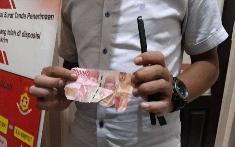 Uang palsu yang diterima oleh korban dengan pecahan senilai Rp100 ribu. (FOTO: BUDDI)