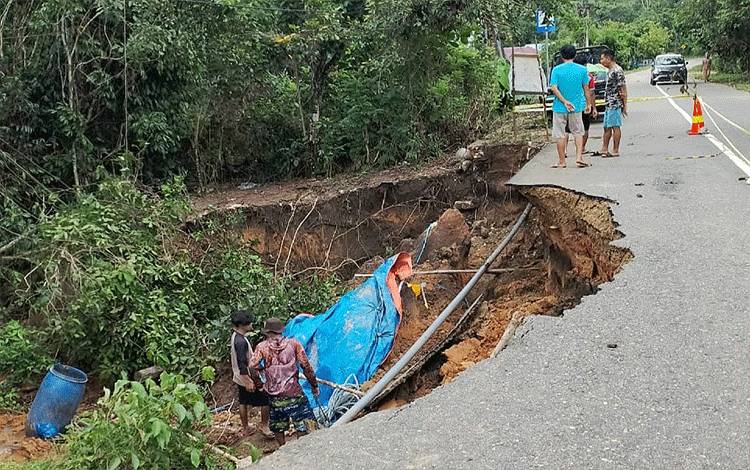 Jalan provinsi di RT 04 Desa Bamban yang nyaris putus akibat longsor susulan yang terjadi, Senin, 15 April 2024. (FOTO: BOLE MALO)