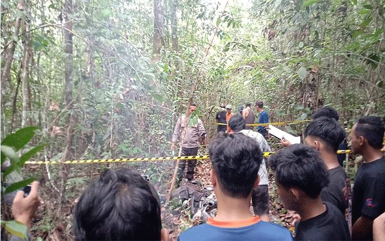 Personel Polsek Dusun Tengah disaksikan warga sedang melakukan olah TKP di tempat penemuan jenazah Sugio Purwanto (42), Senin, 15 April 2024. (FOTO: IST)