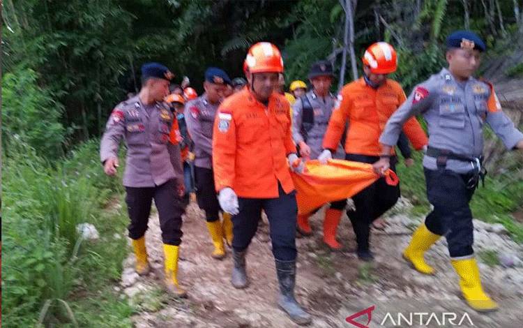Tim SAR Gabungan membawa dua jenazah terakhir korban tertimbun longsor di Kabupaten Tana Toraja, Sulawesi Selatan, Senin (16/4/2024). ANTARA/HO/Basarnas Makassar