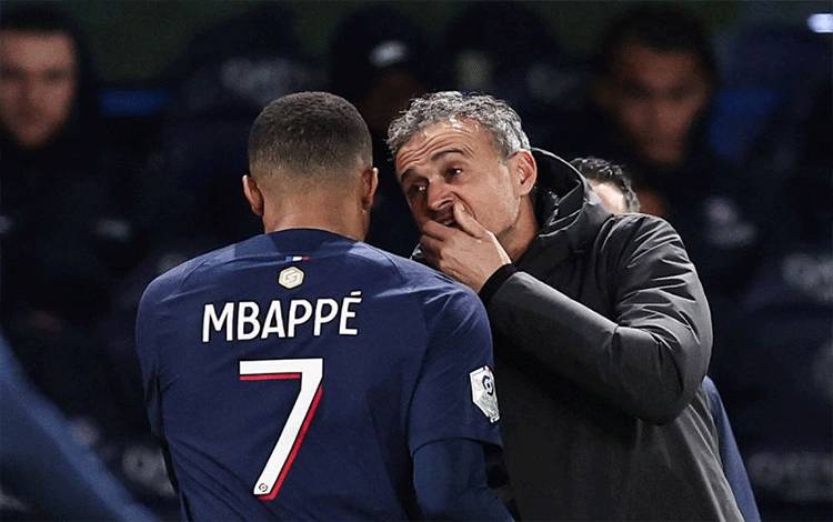 Arsip Foto - Penyerang Prancis Paris Saint-Germain Kylian Mbappe (kiri) bersama pelatih kepala Paris Saint-Germain asal Spanyol Luis Enrique. ANTARA/AFP/Franck Fife/am.