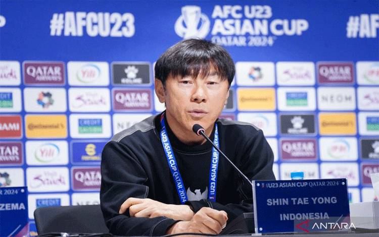 Pelatih timnas Indonesia U-23 Shin Tae-yonhlg menghadiri konferensi pers sebelum pertandingan perdana Piala Asia U-23 di Qatar, Minggu (14/4/2024). (ANTARA/HO/PSSI)