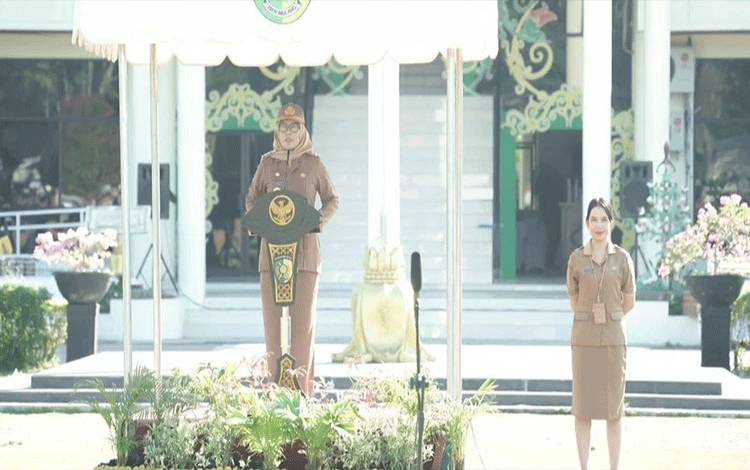 Pj Wali Kota Palangka Raya saat memimpin apel bersama ASN dan PTT. (FOTO: HUMAS)