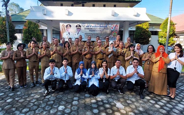 Foto bersama pegawai Kesbangpol Kalteng menyambut bulan Syawal 1445H di Halaman Kantor Kesbangpol Provinsi Kalteng, Selasa, 16 April 2024. (FOTO: DANIMEINA)