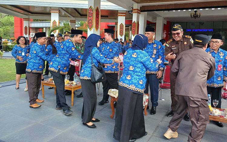 Pj Bupati Katingan, Saiful bersama sejumlah pejabat bersalaman dengan ASN usai apel gabungan pasca cuti Idul Fitri, Selasa, 16 April 2024. (FOTO: GOFUR)