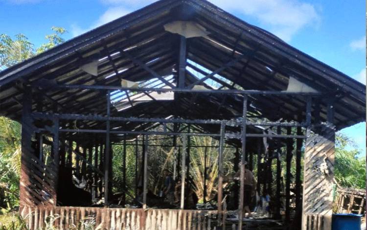 Rumah korban yang hangus terbakar di Desa Samuda Kecil, Kecamatan Mentaya Hilir Selatan, Kabupaten Kotim. (FOTO: IST)