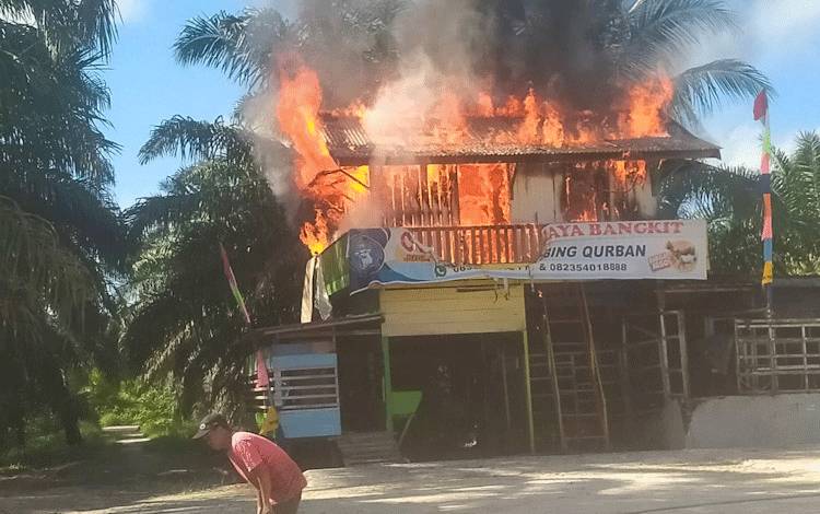 Meteran Listrik Meledak, Pondok Penjaga Kandang Sapi di Kobar Terbakar
