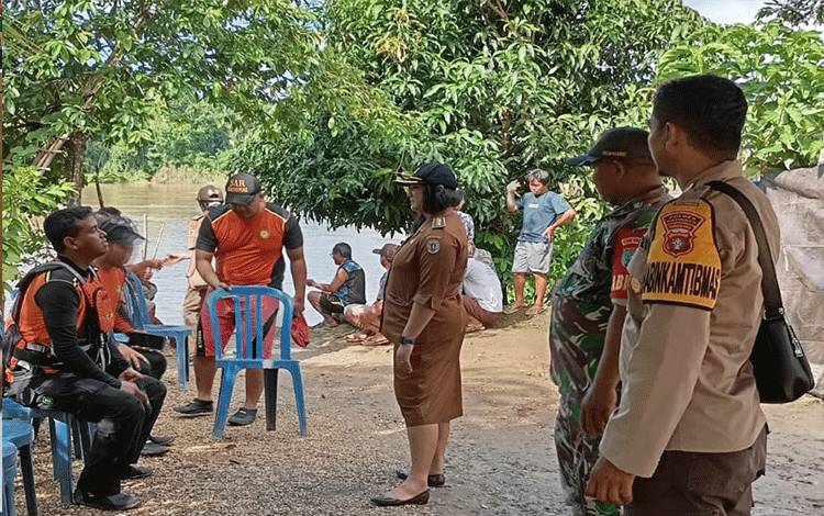 Warga dan aparat keamanan serta pihak kecamatan turut melakukan pencarian pria 69 tahun di Kelurahan Pendahara, Kecamatan Tewang Sanggalang Garing, Kabupaten Katingan, Selasa. 16 April 2024. (FOTO: GOFUR)