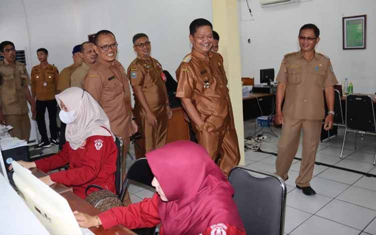 Pj Bupati Seruyan Djainuddin Noor saat melakukan sidak di Dinas Kependudukan dan Catatan Sipil Seruyan (Foto ; PROKOM SERUYAN)
