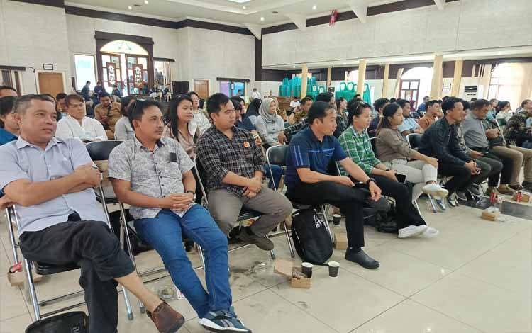Rapat evaluasi tahapan pemilu 2024 yang digelar KPU Barito Timur di GPU Mantawara Tamiang Layang, Selasa, 16 April 2024. (FOTO: BOLE MALO)