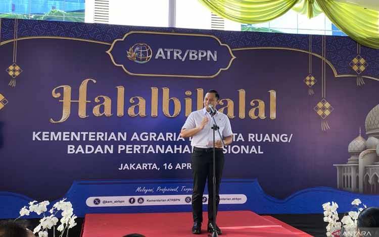 Menteri Agraria dan Tata Ruang/Badan Pertanahan Nasional (ATR/BPN) Agus Harimurti Yudhoyono (AHY) dalam acara halalbihalal di kantornya di Jakarta, Selasa (16/4/2024). ANTARA/Shofi Ayudiana