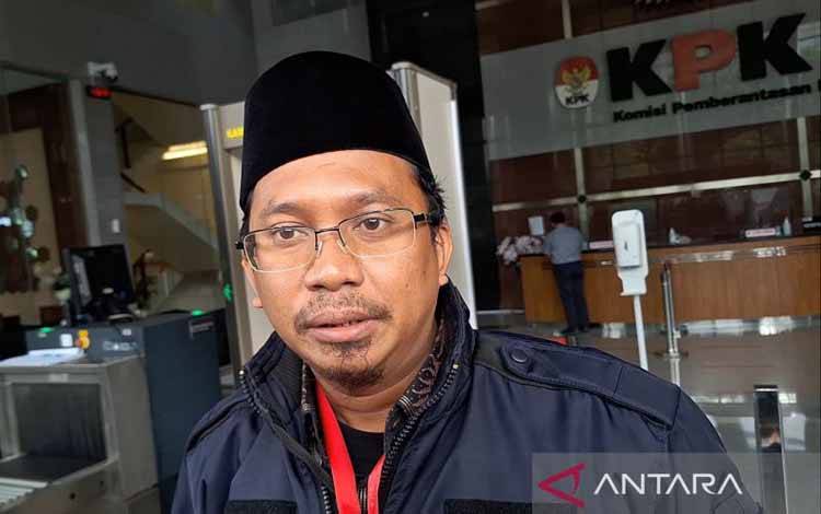 Bupati Sidoarjo Ahmad Muhdlor Ali memberikan keterangan kepada wartawan di Gedung Merah Putih KPK, Jakarta Selatan, Jumat (16/2/2024). ANTARA/Fianda Sjofjan Rassat