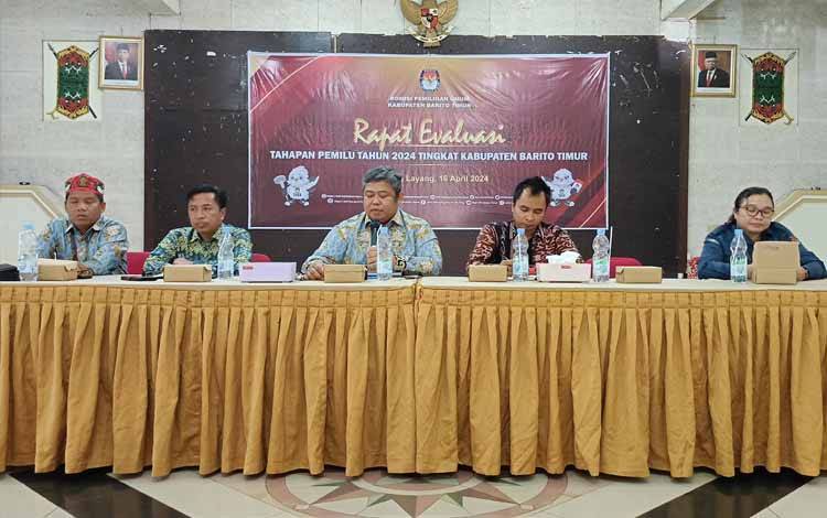 Ketua KPU Barito Timur Satya Hedipuspita (tiga dari kiri), saat memimpin rapat evaluasi tahapan pemilu 2024 di GPU Mantawara Tamiang Layang, Selasa, 16 April 2024. (FOTO: BOLE MALO)