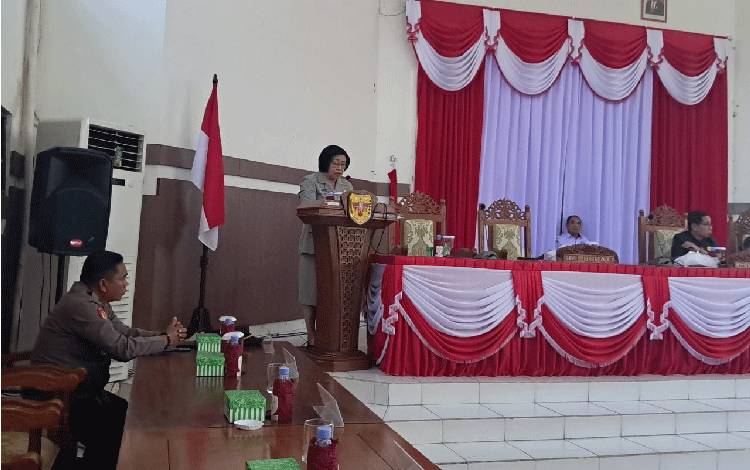 Wakil Bupati Gunung Mas Efrensia L.P Umbing saat menyampaikan pidato tertulis Bupati Jaya S Monong tentang LKPJ TA 2023 pada rapat paripurna, Selasa, 16 April 2024. (FOTO: RISKA YULYANA)