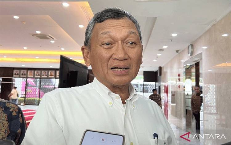 Arsip - Menteri Energi dan Sumber Daya Mineral (ESDM) Arifin Tasrif memberi keterangan ketika ditemui di Kantor Kementerian ESDM, Jakarta, Jumat (5/4/2024). ANTARA/Putu Indah Savitri