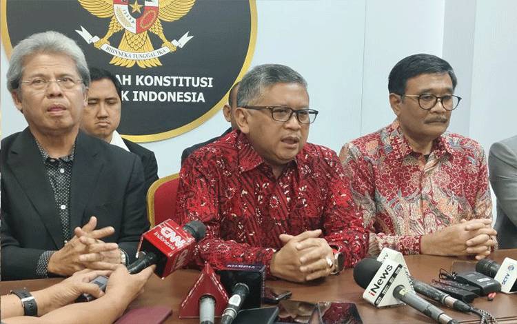 Sekretaris Jenderal PDI Perjuangan Hasto Kristiyanto (tengah) di Mahkamah Konstitusi RI, Jakarta, Selasa (16/4/2024). (ANTARA/Nadia Putri Rahmani)