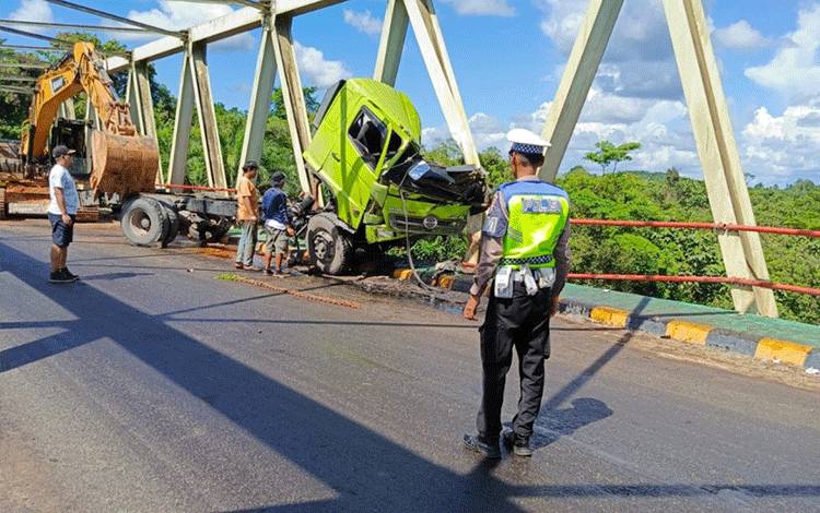 Personel Satlantas Polres Kobar saat melakukan evakuasi truk yang mengalami laka lantas di Jembatan Sintang. (Foto : Satlantas Polres Kobar)