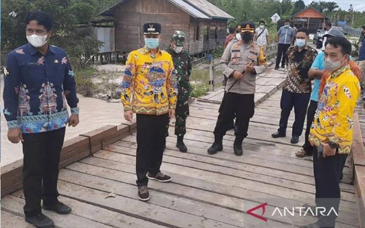 Foto Arsip - Bupati Gunung Mas Jaya S Monong didampingi Kepala DPU Baryen dan lainnya, saat meninjau Jembatan Sei Rawi II. (ANTARA/Chandra)