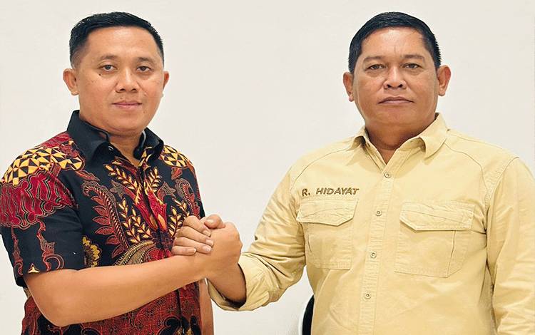 Anggota DPRD Kota Palangka Raya Sigit Widodo dengan Rahmat Hidayat yang merupakan Komisaris Utama Independen Bank Kalteng. (Foto: MARINI)