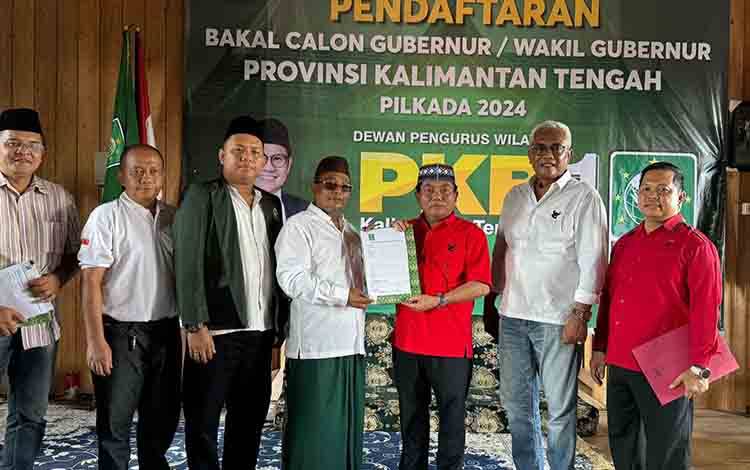 Calon Bupati Kapuas Wiyatno saat menyerahkan berkas ke ketua DPW PKB Kalteng Habib Ismail Bin Yahya. (FOTO: IST)