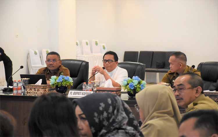 Pj Bupati Kapuas, Erlin Hardi saat pimpin rapat matangkan persiapan rangkaian acara Hari Jadi ke-218 Kota Kuala Kapuas. (FOTO: IST)