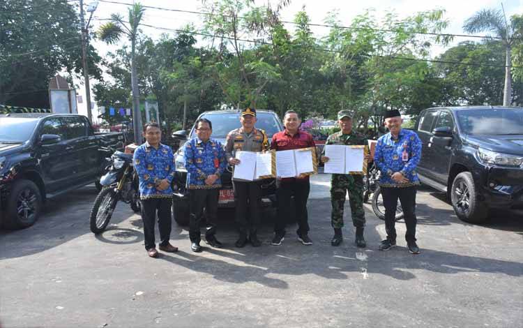 Pj Bupati Kapuas, Erlin Hardi bersama Dandim, Kapolres dan Kajari usai serah terima bantuan kendaraan operasional pada Rabu, 17 April 2024. (FOTO: IST)