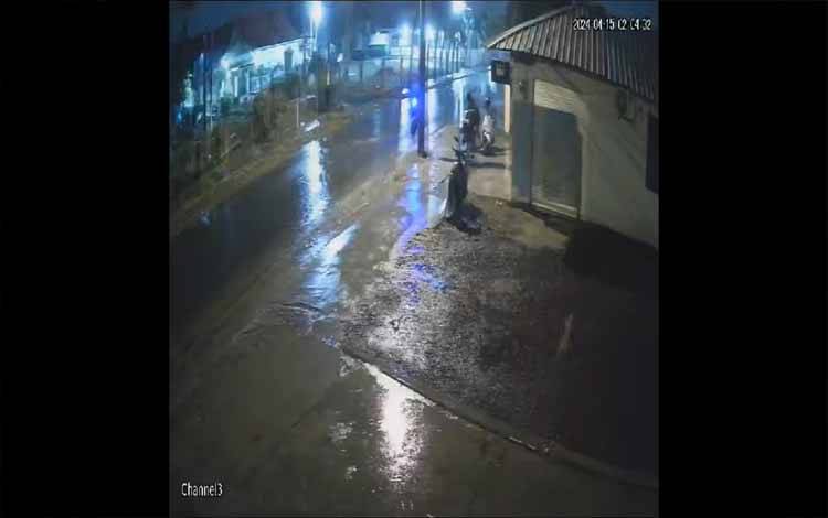 Tangkapan Layar CCTV pencurian motor Vega ZR di Jalan Kinibalu (Foto : PATHUR)
