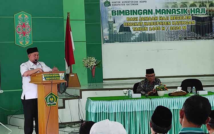 Pj Bupati Katingan, Saiful menyampaikan sambutan pada acara manasik haji di Aula Kementerian Agama Kabupaten Katingan, Rabu, 17 April 2024