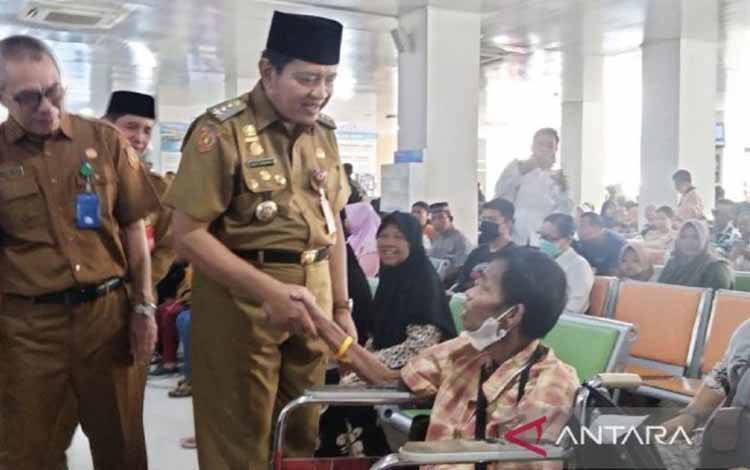 Pj Bupati Kotawaringin Barat Budi Santoso menyapa masyarakat di RSUD Sultan Imanuddin Pangkalan Bun. (ANTARA/Safitri RA)