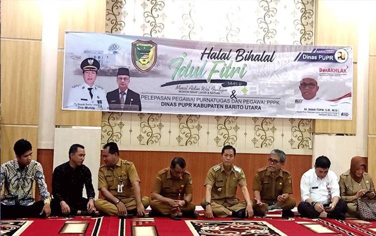 Dinas PUPR Barito Utara menggelar acara halal bi halal bersama Pj Bupati Barito Utara, Drs Muhlis dan pejabat lingkup Pemkab setempat, di aula Dinas PUPR. (Foto: Dhani)
