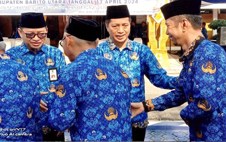 ASN lingkup Pemkab Barito Utara melaksanakan halal bi halal bersama Pj Bupati Muhlis usai apel gabungan di halaman kantor bupati, Rabu 17 April 2024. (Foto: Dhani)