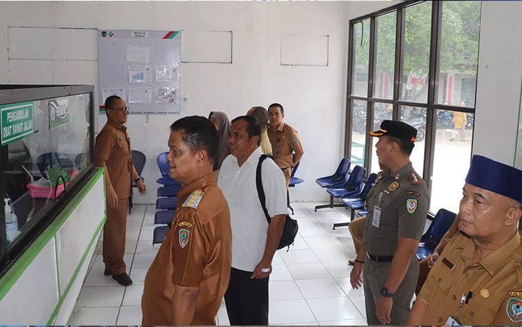Pj Bupati Seruyan Djainudin Noor saat mengunjungi RSUD Kuala Pembuang dan memantau pelayanan kepada masyarakat (FOTO : IST)