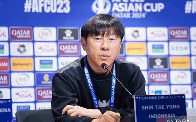 Arsip foto - Pelatih timnas Indonesia U-23 Shin Tae-yonhlg menghadiri konferensi pers sebelum pertandingan perdana Piala Asia U-23 di Qatar, Minggu (14/4/2024). (ANTARA/HO/PSSI.)