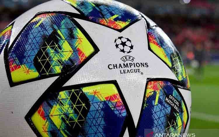 Logo Liga Champions melekat dalam bola resmi yang digunakan dalam kompetisi sepak bola paling bergengsi antarklub Eropa tersebut. (ANTARA/AFP/Denis Charlet)