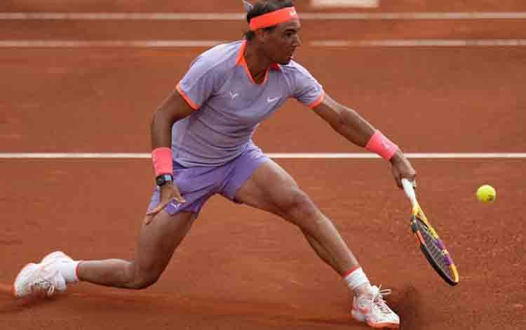 Rafael Nadal mengembalikan bola pukulan dari Alex De Minaur dalam turnamen tenis ATP Barcelona Opendi Real Club de Tenis di Barcelona pada 17 April 2024. (AFP/PAU BARRENA)