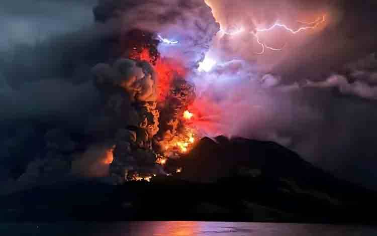 Visualisasi erupsi yang disertai kilatan petir vulkanik terjadi di Gunung Ruang yang berlokasi di Kabupaten Sitaro, Sulawesi Utara, Rabu (17/4/2024). (ANTARA/HO-PVMBG)