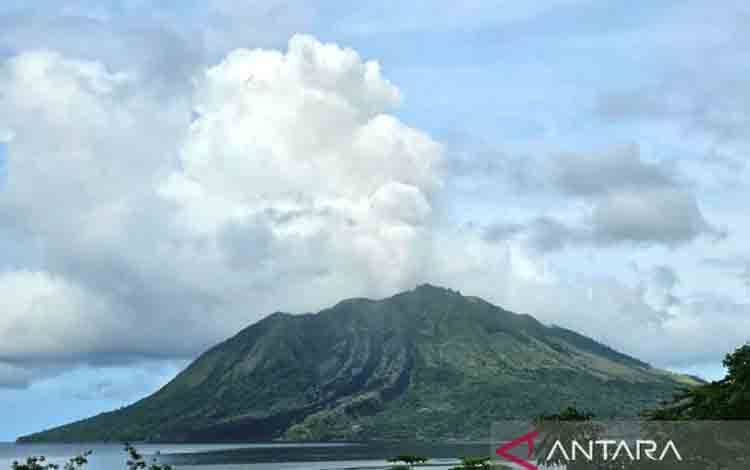 Gunung Ruang di Kabupaten Kepulauan Sitaro. ANTARA/HO-Pos PGA Gunung Ruang/pri.